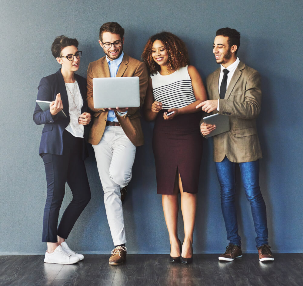 Gruppe oder Team von Geschäftsleuten, die mit drahtloser Technologie arbeiten und surfen