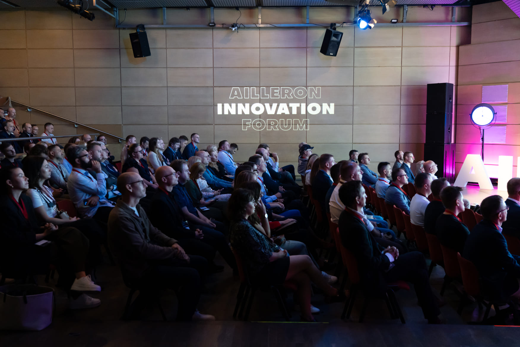 Pełne audytorium podczas dnia konferencyjnego na Ailleron Innovation Forum 2024 